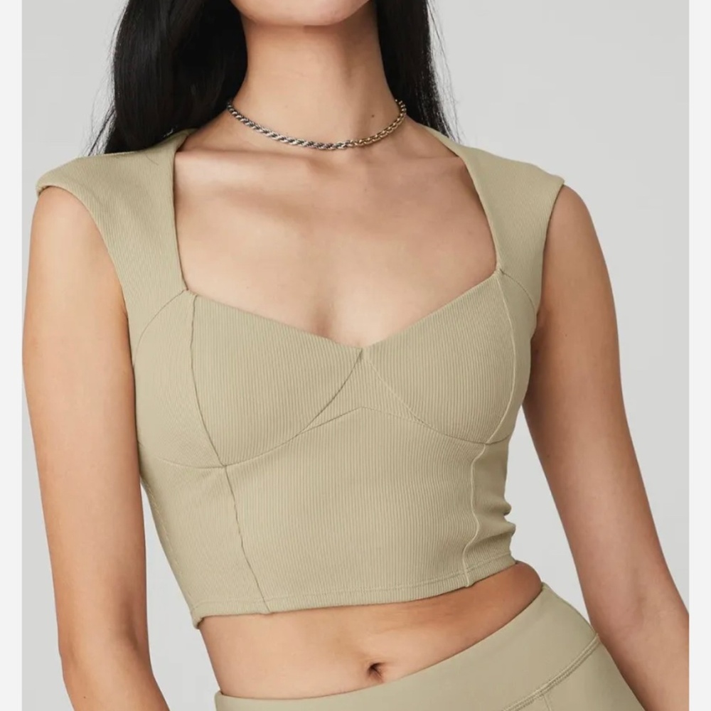 Alo Yoga Ribbed Sweetheart Short Sleeve xs color sand